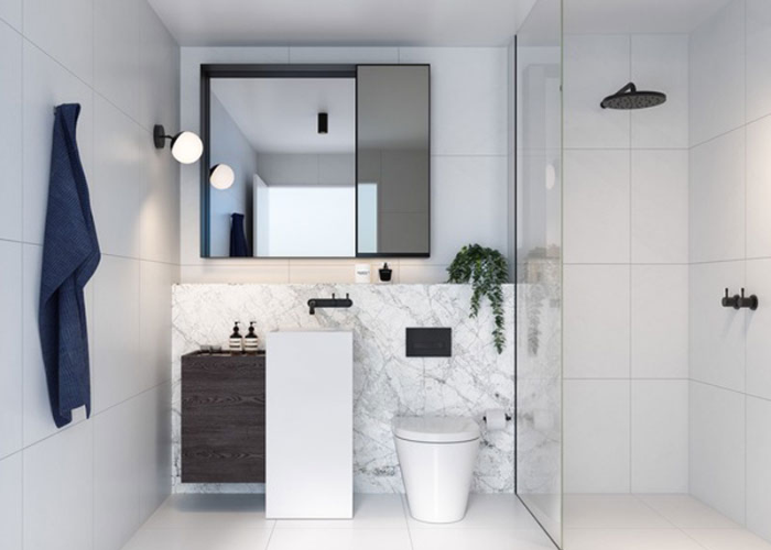 Phòng tắm 2m2 chủ yếu sử dụng gương và gạch men sáng màu