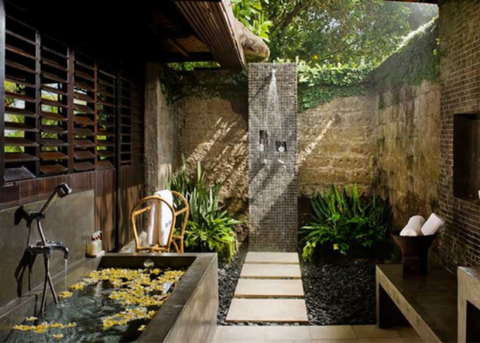 Phòng tắm gần gũi thiên nhiên với sự phối hợp nhịp nhàng giữa những gam màu của đá, gỗ và cây cỏ