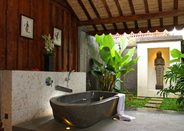 Phòng tắm hướng ra vườn với bồn tắm bằng đá