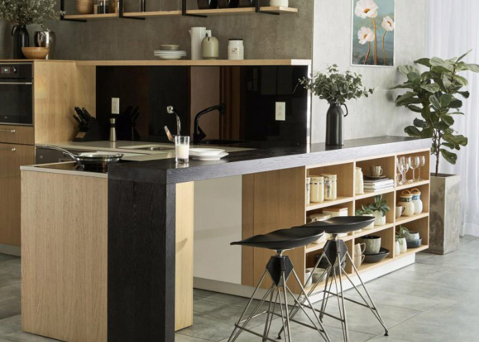 Quầy bar như một vách ngăn chia không gian bếp của bạn thành 2 phòng sẽ tạo nên không gian riêng biệt