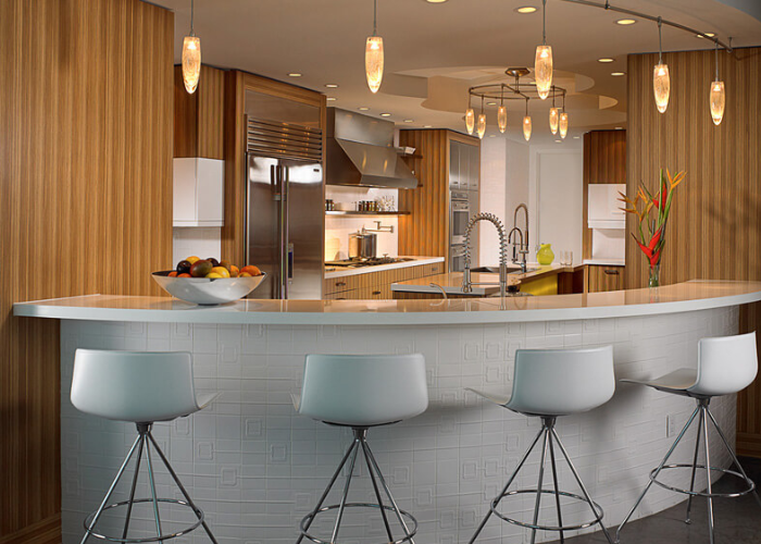 Quầy bar có thiết kế hình vòng cung cách điệu làm thành một vách ngăn chia phòng khách và phòng bếp