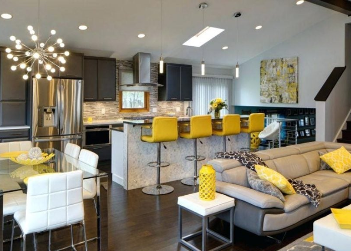 Thiết kế quầy bar ngăn bếp và phòng khách nổi bật với những chiếc ghế ngồi màu vàng rực rỡ