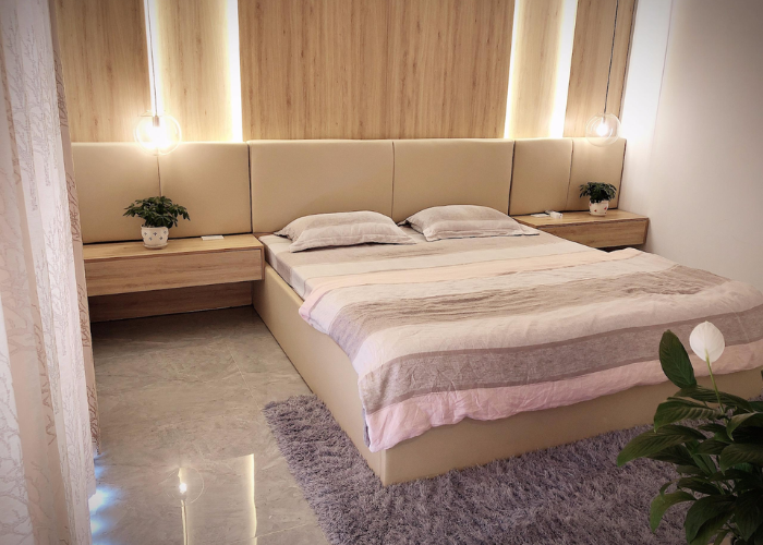 Thảm trải sàn lông xù tạo điểm nhấn cho không gian phòng ngủ thêm ấn tượng