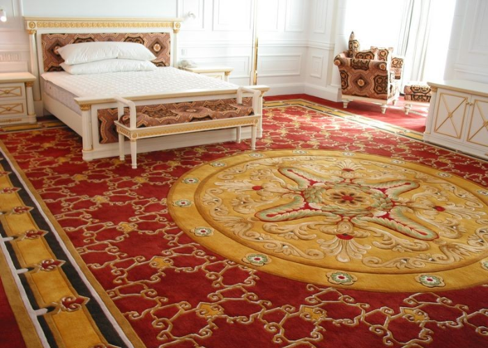 Thảm trải sàn được thiết kế hoa văn tỉ mỉ cho phòng ngủ phong cách tân cổ điển