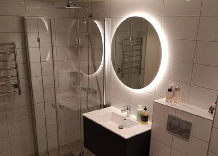 Sử dụng một chiếc gương với lối thiết kế đơn giản là đã đủ làm cho không gian phòng tắm thêm đẹp