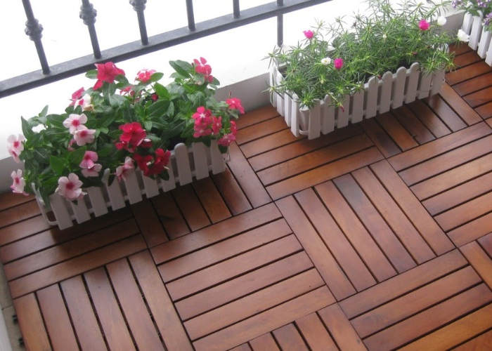 Lót sàn gỗ giúp giữ vệ sinh cho ban công và tạo cảm giác rộng rãi cho chung cư của bạn