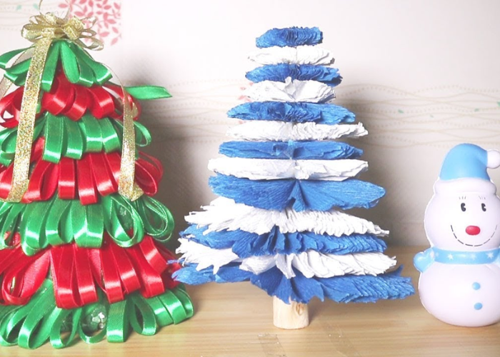 Bạn có thể tự làm cây thông Noel bằng dây ruy băng để trang trí cho bàn làm việc của mình