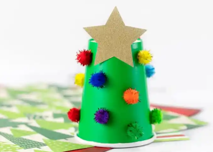 Việc tái chế chiếc cốc giấy làm thành một cây thông Noel độc đáo để trưng bày trên bàn làm việc nhân ngày giáng sinh cũng là ý tưởng không tồi