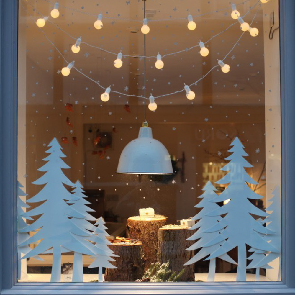 Trang trí khung cửa sổ mùa Noel với đèn vàng và decal