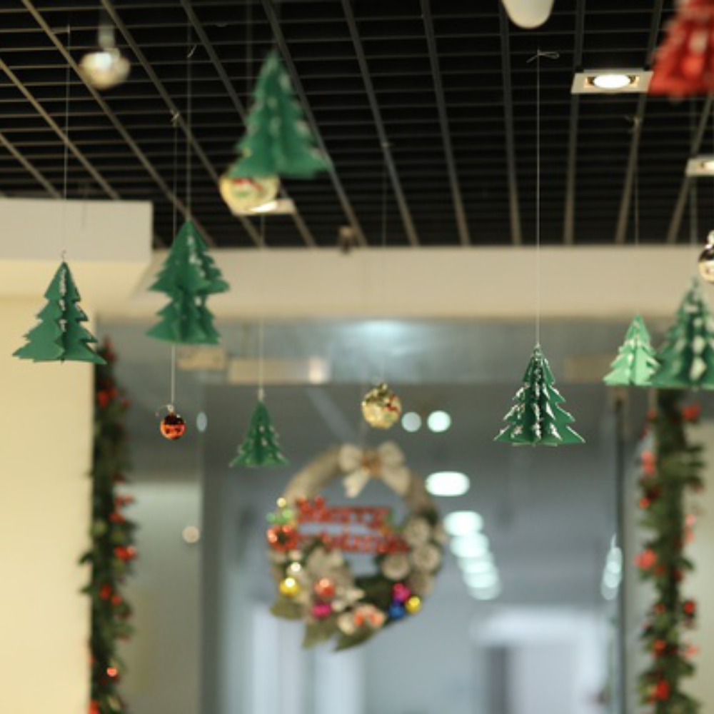 Trang trí trần nhà mùa Noel với cây thông bằng giấy