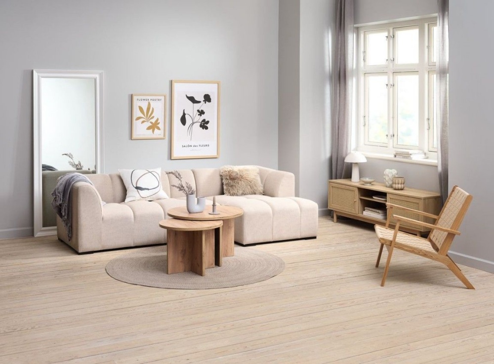 Bộ sofa góc màu trắng phối hợp hài hòa với tông màu chủ đạo của căn phòng