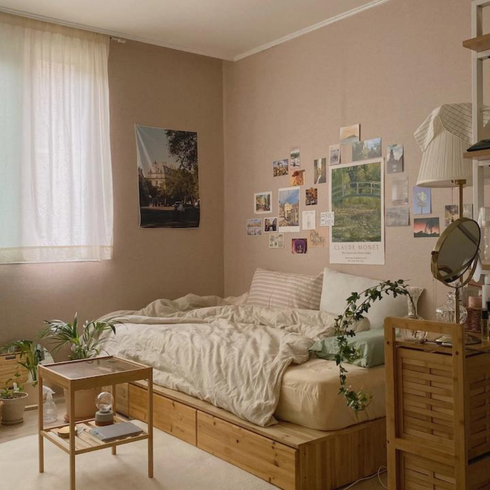 Trang trí phòng ngủ nhỏ cho nữ đjep mắt với poster dán tường