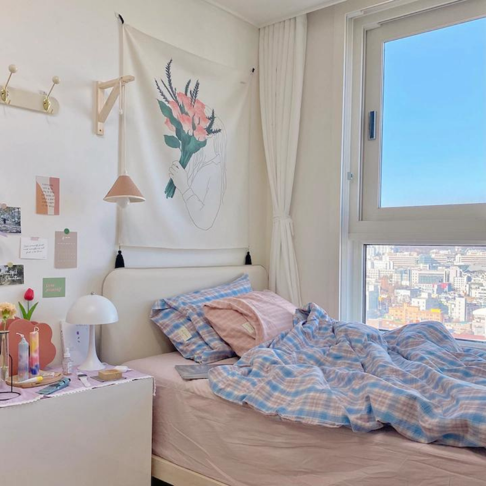 Trang trí phòng ngủ nhỏ cho nữ với tranh vải treo tường