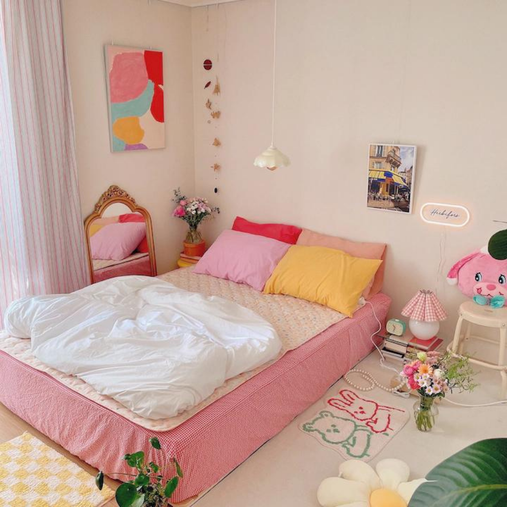 phòng ngủ nhỏ cho nữ với tranh treo tường nghệ thuật, đa sắc màu
