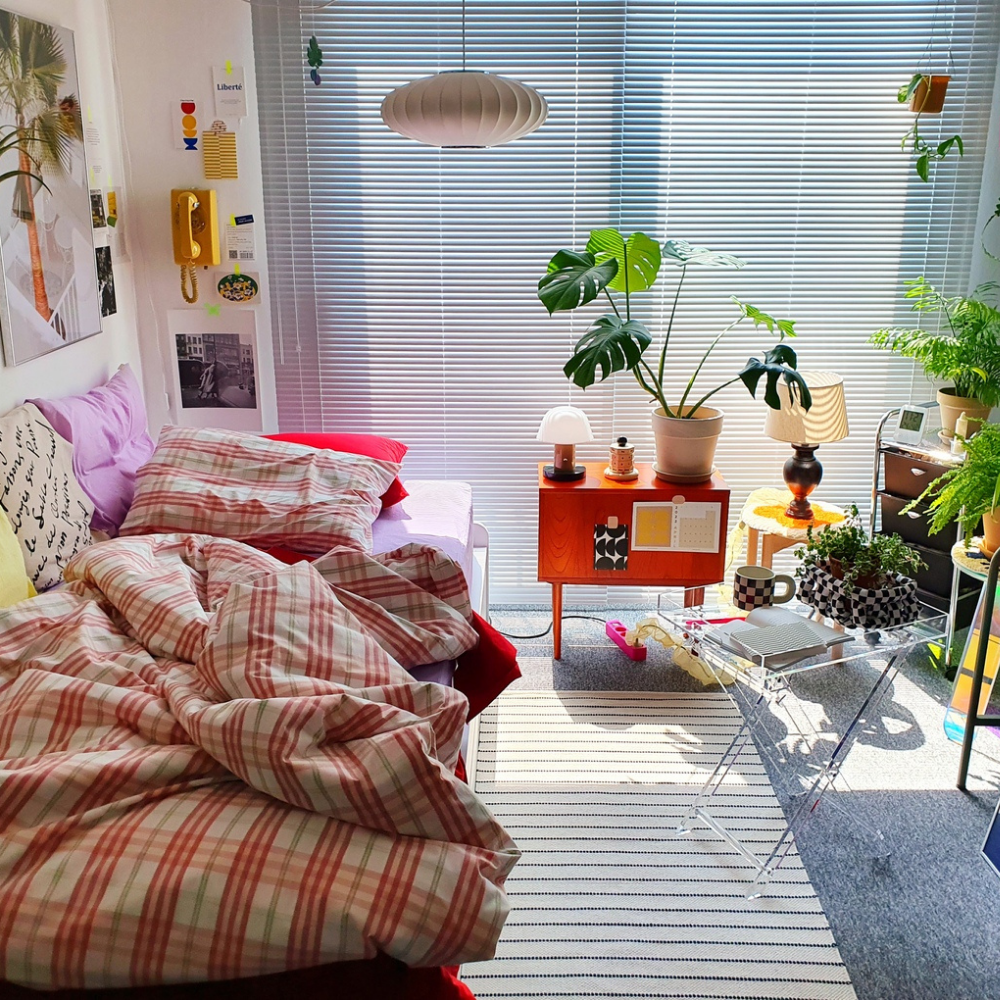 Phòng ngủ nhỏ cho nữ tận dụng ánh sáng tự nhiên, thêm một vài chậu cây xanh xinh xắn