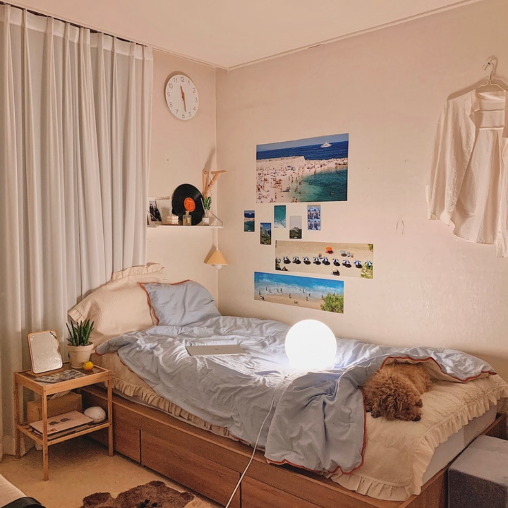 Trang trí phòng ngủ nhỏ cho nữ đơn giản với tranh tường handmade