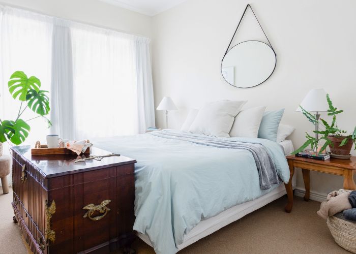 Mẫu trang trí phòng ngủ master với tông màu xanh da trời chủ đạo và nội thất gỗ