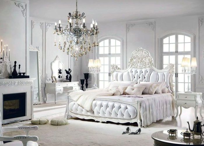 Phòng ngủ master mang đậm phong cách châu Âu sang trọng, xa hoa
