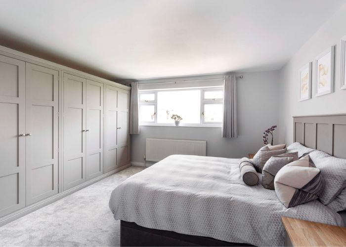 Phòng ngủ master tối ưu diện tích lưu trữ đồ dùng, quần áo với hệ tủ trải dài sát tường