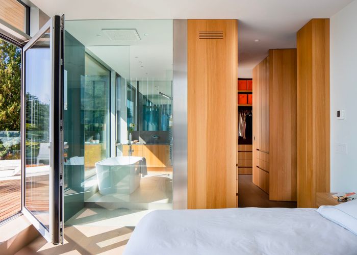 Mẫu thiết kế phòng ngủ master có diện tích khiêm tốn kèm phòng tắm kính thông thoáng