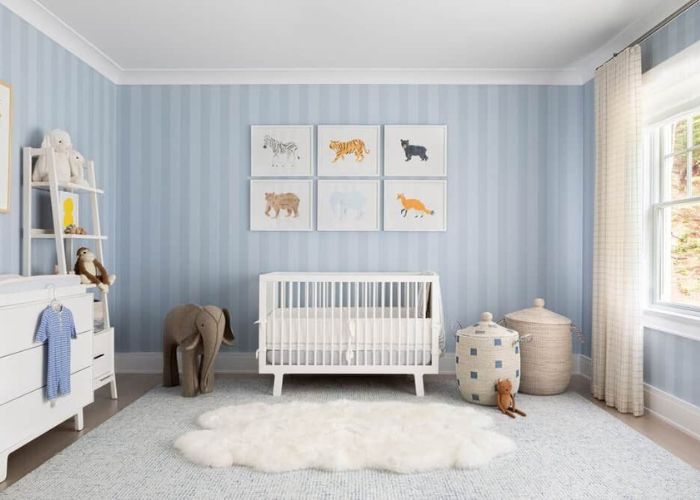 Trang trí phòng ngủ cho bé với màu xanh dương và xám, kèm nội thất tông trắng