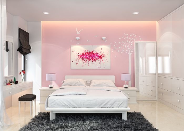  Bức tường nổi bật với tông hồng dịu ngọt khiến phòng ngủ thêm nổi bật