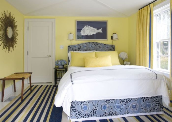 Màu vàng kèm nội thất màu gỗ cổ điển khiến căn phòng thêm rực rỡ