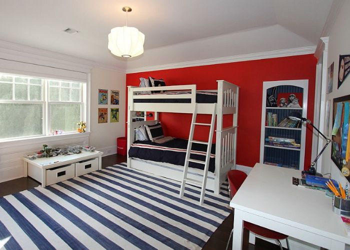 Phòng ngủ cho bé với giường tầng độc đáo và màu sơn đỏ chủ đạo