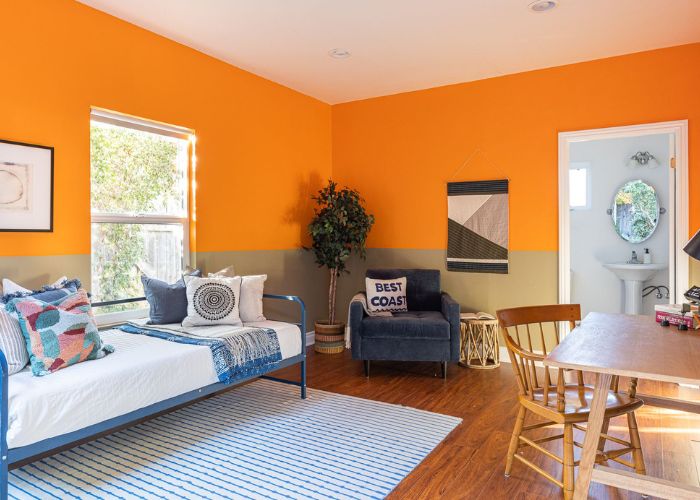 Tường phòng ngủ sơn màu cam rực rỡ, trẻ trung