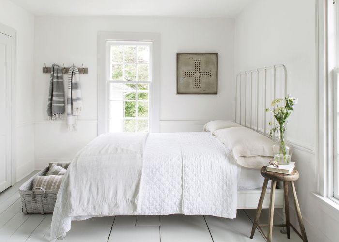 Sơn phòng ngủ màu trắng giúp không gian phòng thêm hiện đại, tinh tế và mang lại cảm giác yên bình
