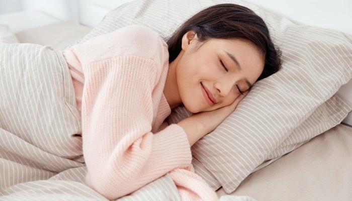 Kê thêm gối để phần đầu cao hơn là một cách để trị chứng ngủ ngáy