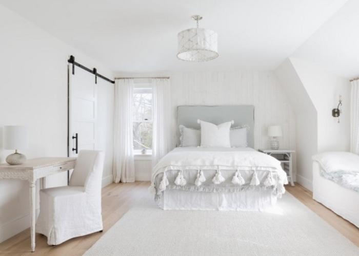 Phòng ngủ màu trắng theo phong cách cổ điển.