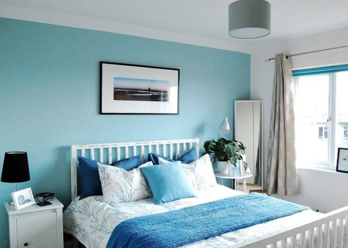 Thiết kế phòng ngủ màu trắng và xanh biển cho phòng ngủ thêm tươi mát