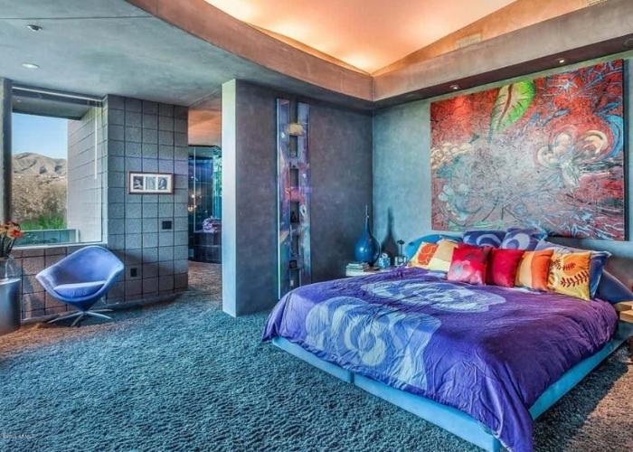 Nếu muốn thử một phong cách đầy sắc màu thì bạn có thể thử mẫu phòng ngủ màu xanh này