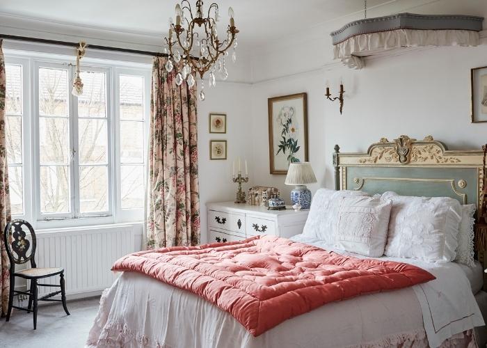 Mẫu phòng ngủ Vintage ngọt ngào, lãng mạn với thiết kế cửa sổ lớn đón nhiều ánh sáng nhất