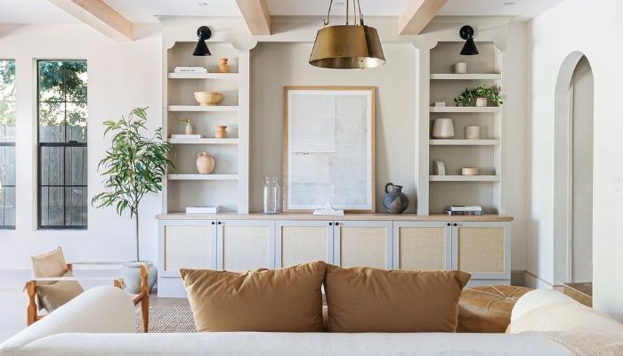 Một bức tranh đơn giản, mộc mạc sẽ tô điểm cho căn phòng khách theo phong cách tối giản