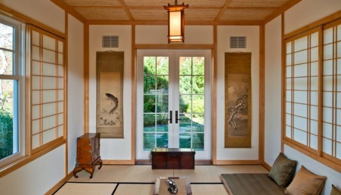 Hai bức tranh thả dọc hai bên là điểm nhấn nghệ thuật của phòng khách mang phong cách Nhật Bản