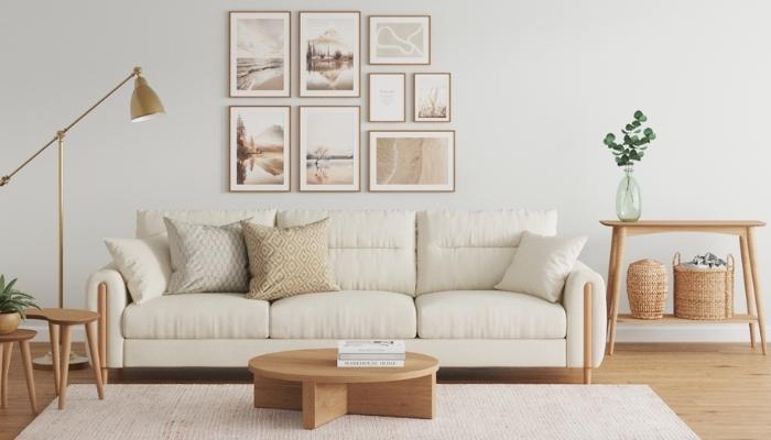 Bộ sofa màu kem sữa đơn giản hòa hợp tự nhiên với những mảng nâu vàng của gỗ tạo nên nét đặc trưng của phong cách Bắc Âu