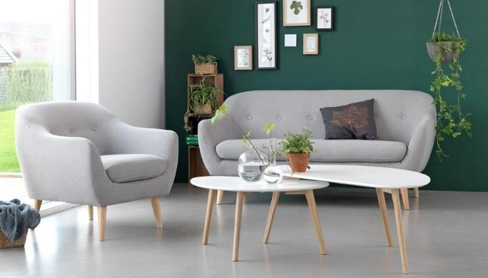 Mẫu sofa được cách điệu với những đường cong tinh tế sẽ giúp tổng quan phòng khách trở nên mềm mại hơn