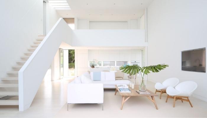 Phòng khách tông trắng đơn giản, nổi bật trong không gian mở đặc biệt của ngôi nhà