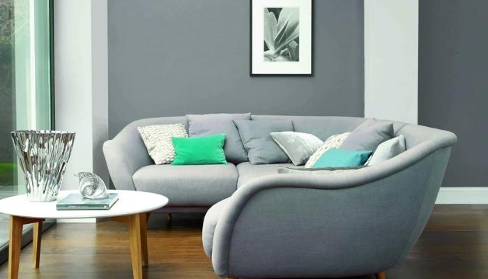 Chiếc sofa xám vối kiểu dáng độc đáo và thoải mái là nhân vật chính trong căn phòng khách tông xám đơn giản