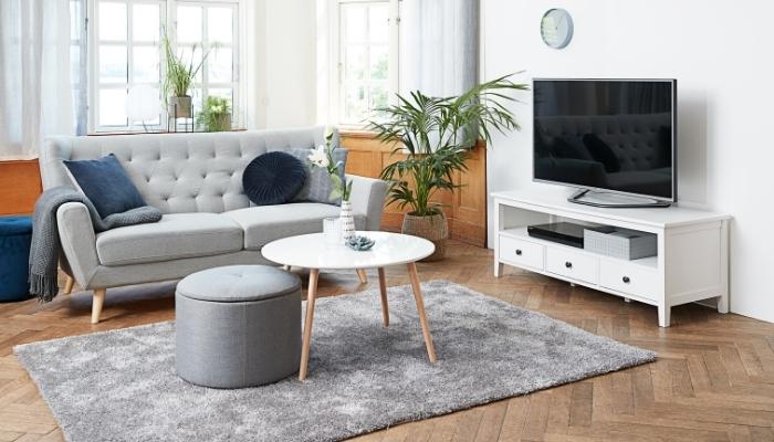 Một chiếc kệ TV được lựa chọn kỹ càng, ăn ý sẽ giúp phòng khách trở nên tiện nghi và gọn gàng hơn rất nhiều