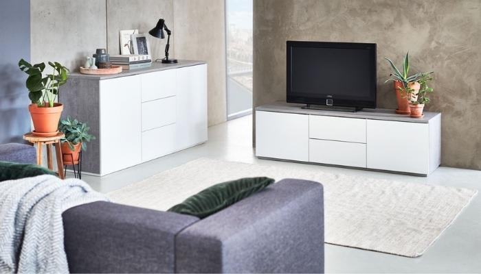 Một chiếc kệ TV tone sur tone với tủ đựng đồ trong phòng khách sẽ khiến tổng quan cả căn phòng trở nên đồng bộ và dễ chịu hơn