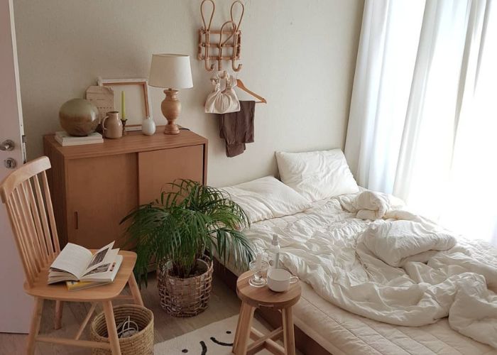 Trang trí phòng ngủ nhỏ không giường với vật dụng nội thất tông gỗ chủ đạo