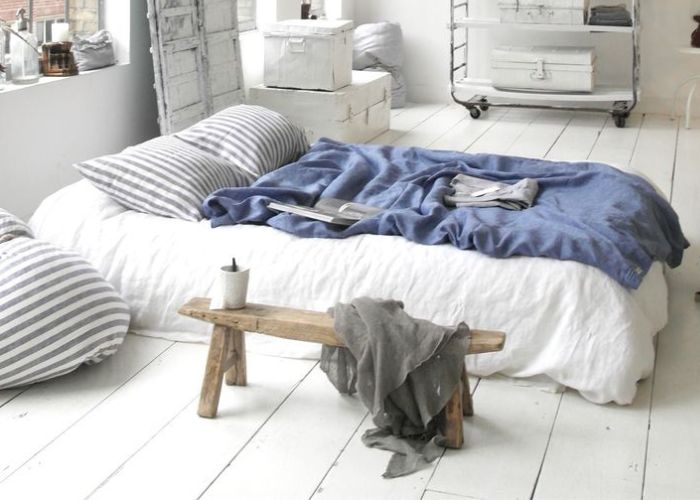Phòng ngủ theo phong cách châu Âu với tông chủ đạo màu trắng hiện đại, tối giản nhưng vẫn thu hút ánh nhìn