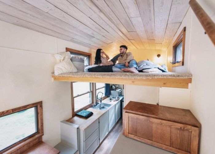 Gợi ý thiết kế phòng ngủ cho vợ chồng ở tầng gác mái không cần khung giường