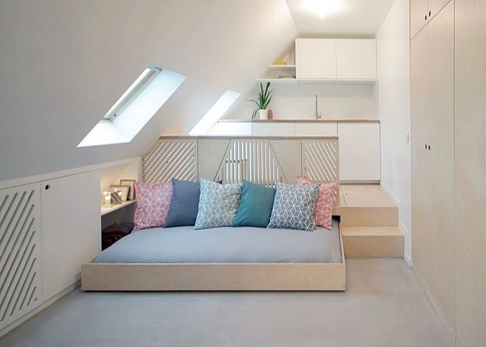 Kiểu trang trí phòng ngủ có diện tích nhỏ ở tầng gác mái với tông gỗ chủ đạo trông trẻ trung, thời thượng, hợp xu hướng 2022