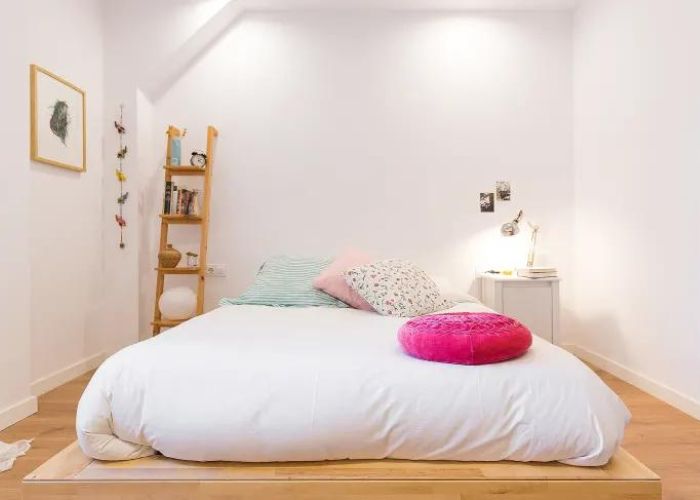 Màu sắc trầm ấm của phụ kiện khi trang trí phòng ngủ nhỏ không giường