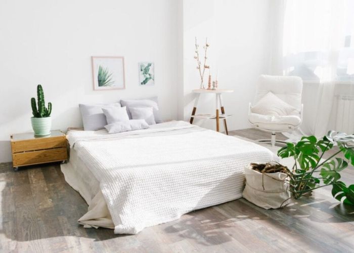 Phòng ngủ nhỏ không giường thông thoáng với gam màu trắng tinh khôi