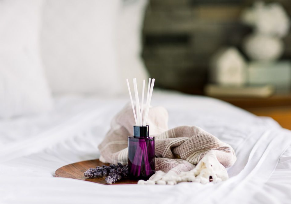 Tinh dầu thơm giúp khử mùi phòng ngủ, thơm mát cả căn phòng